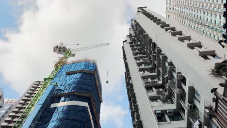 grúa torre en la parte superior del nuevo edificio en construcción en hong kong