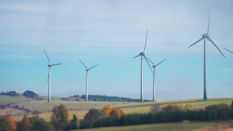 Windkraftanlagen-In-Der-Ländlichen-Herbstlandschaft
