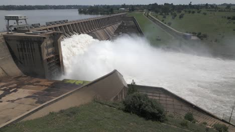 el agua se libera de la represa de energía del embalse de inundación en s áfrica