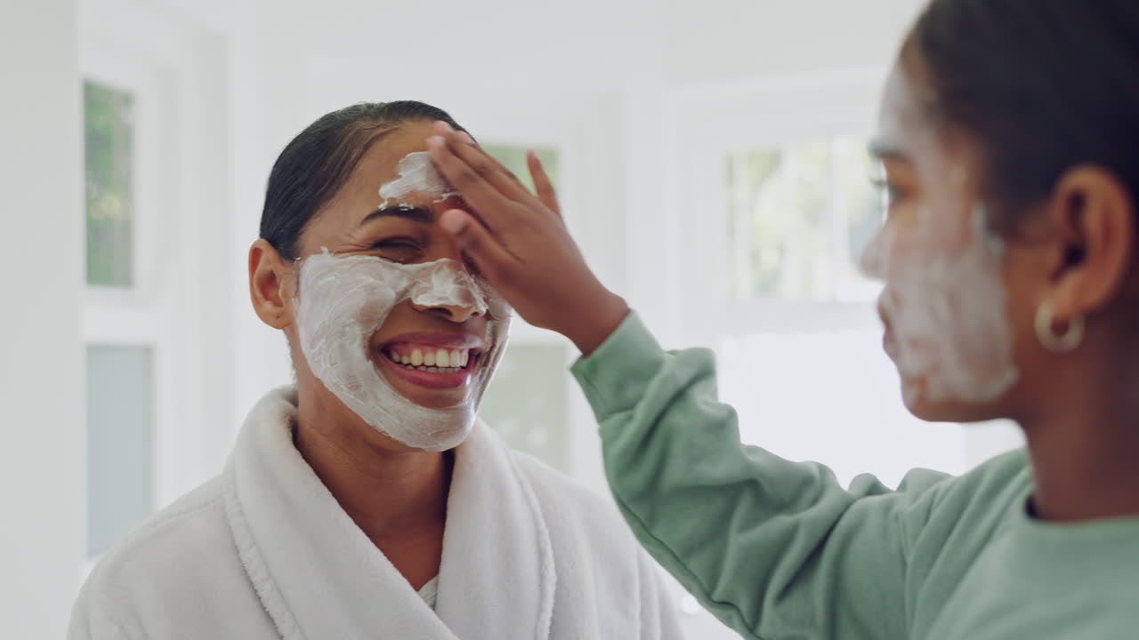 máscara facial, niño o madre en la limpieza del baño