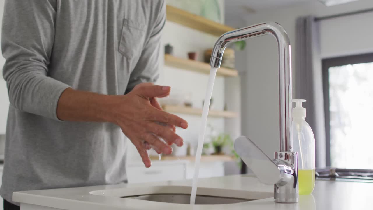 hombre caucásico de pie y ayudando a su hijo