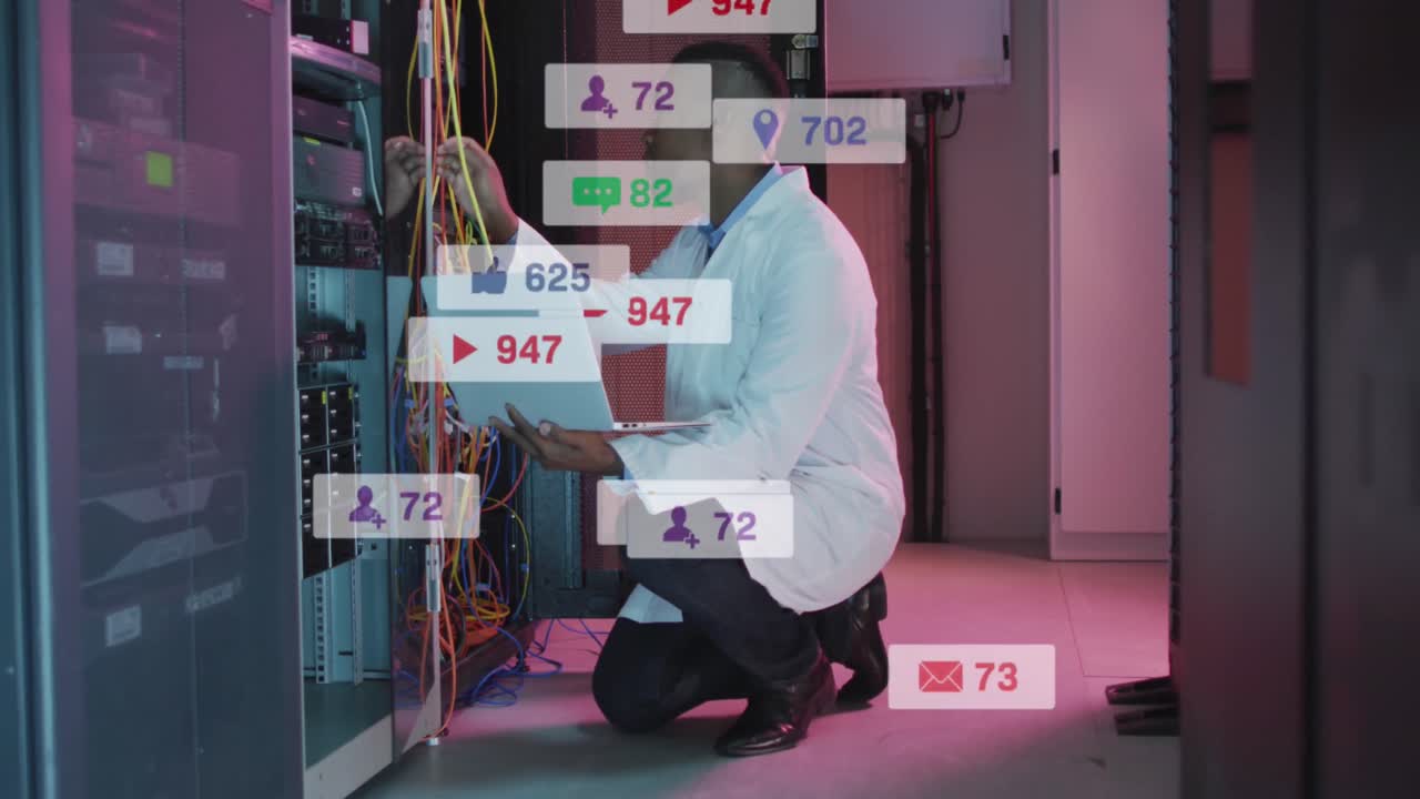 노트북을 사용하여 데이터 서버를 확인하는 두 인종의 남성 엔지니어에 대한 알림 바의 애니메이션