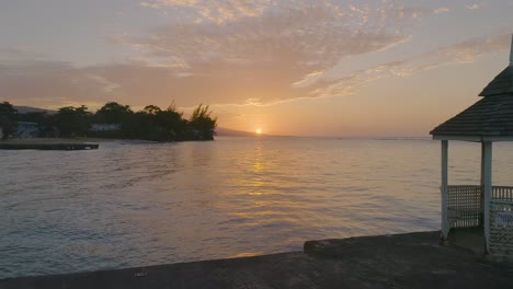 magnífica puesta de sol sobre las aguas tranquilas del océano