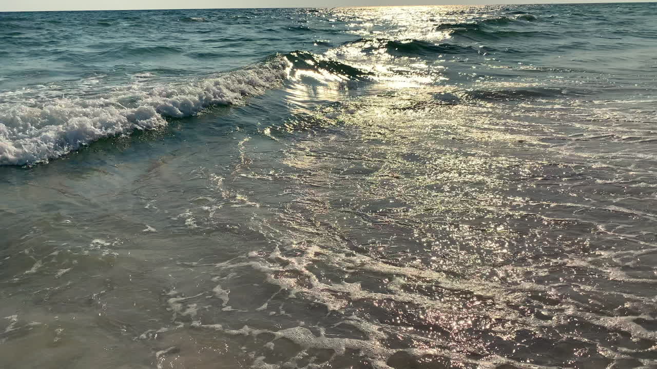 해질녘에 해변을 때리는 파도의 슬로우 모션