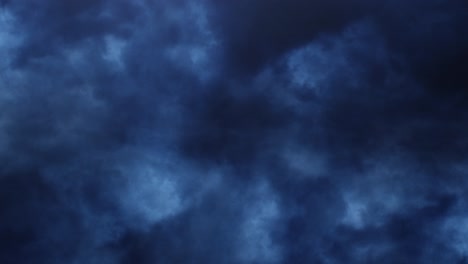 cielo oscuro lleno de nubes espesas y tormentas eléctricas