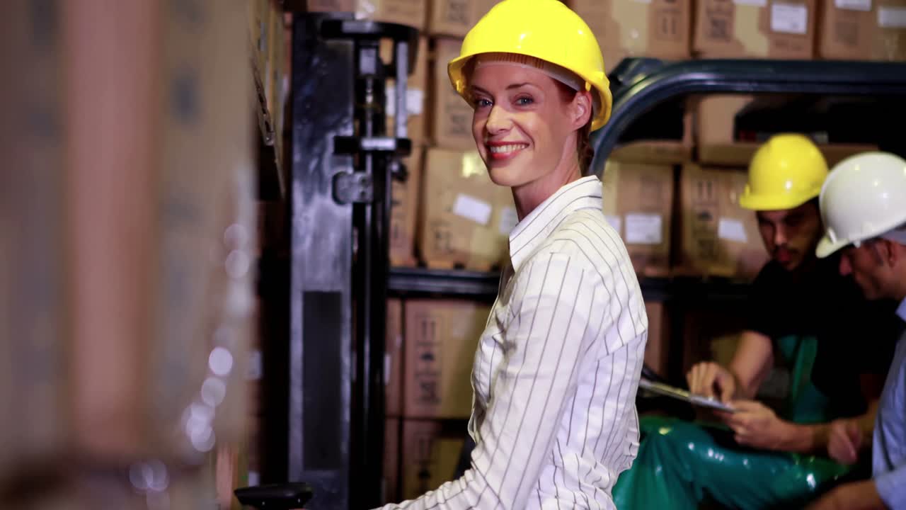 gerente de almacén escaneando códigos de barras en cajas