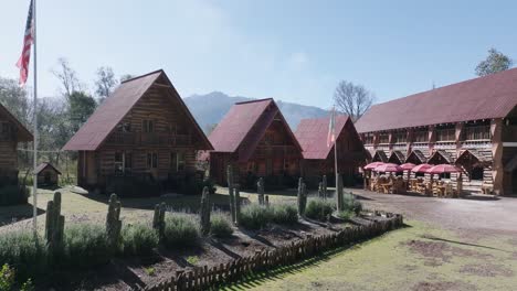 tomada en órbita de casas de madera distintivas en áreas rurales, méxico