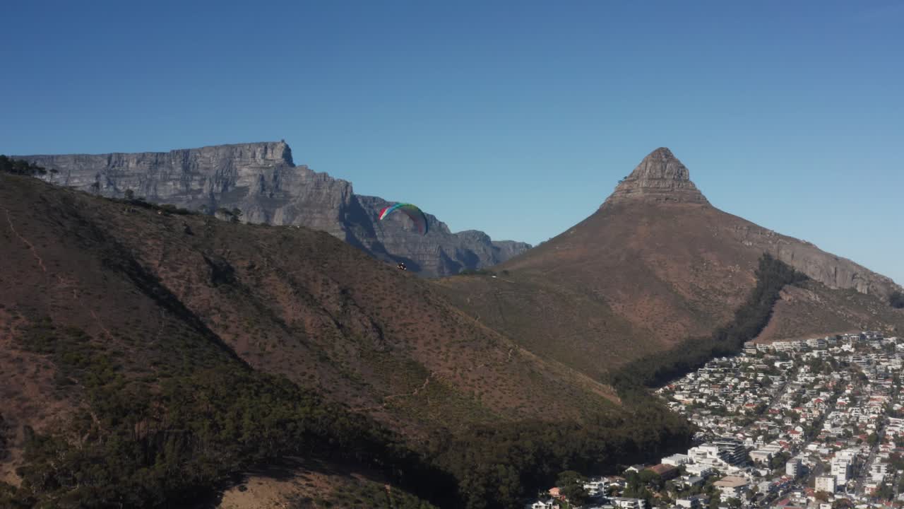 케이프타운 상공을 날고 있는 패러글라이더