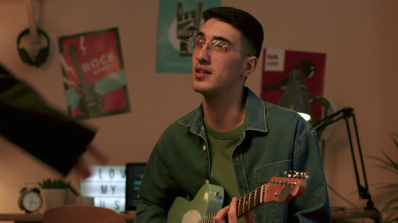 기타를 연주하는 남자