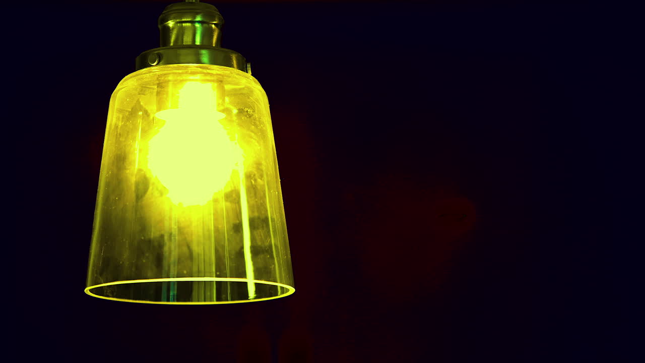 желтая лампочка в темной комнате