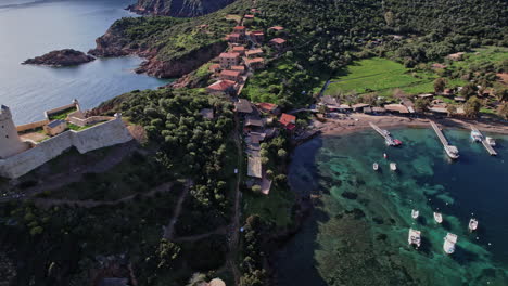 vista aérea de un pueblo costero en córcega, francia