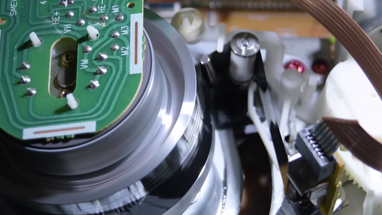 비디오 vhs 나선형 헤드 메커니즘이 비디오 테이프를 멈추고 아내는