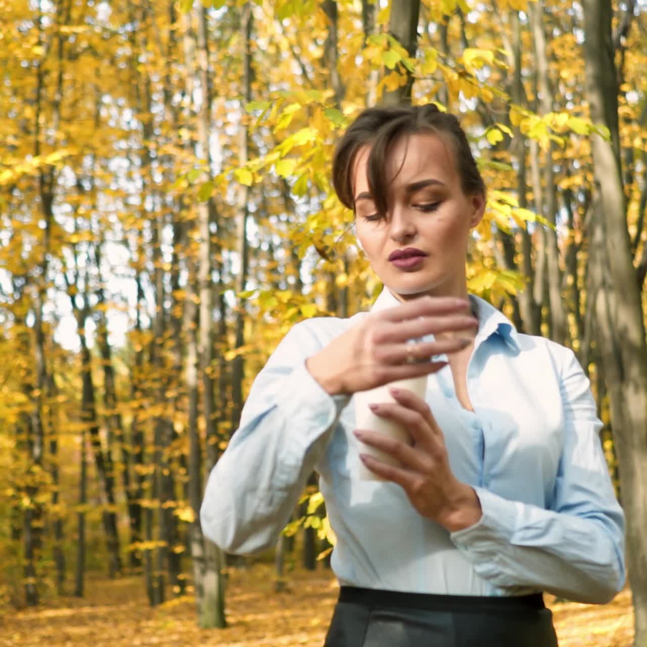 mujer con café en el parque