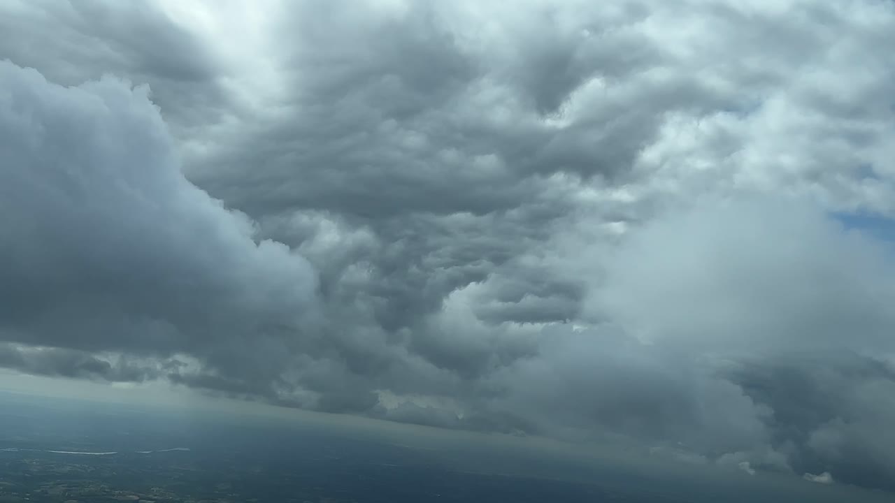 엄청난 폭풍우 구름의  ⁇ 바닥 근처를 비행하는 동안 제트 케인에서 멋진 전망 좌회전 피