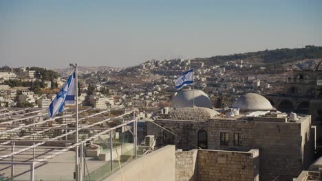 Azotea-Vista-Bandera-Judía-En-El-Viento,-Azotea-Jerusalén-Israel