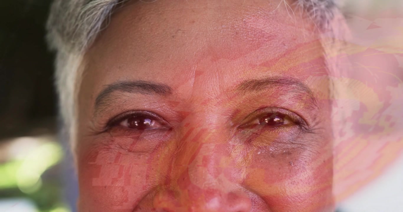 Donna matura che apre le palpebre mentre anelli colorati tecnologicamente si sovrappongono e scorrono sul viso mostrando una pelle radiosa
