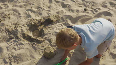 Jungs-Spielen-Am-Strand