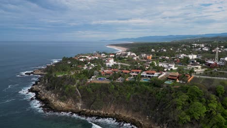 Coastline-houses-of-Carrizalillo-and-Bacocho-beaches-at-Puerto-Escondido,-Oaxaca,-Mexico