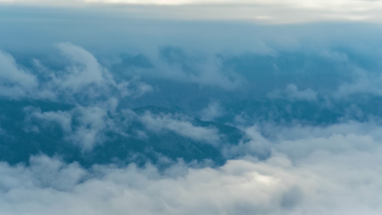 timelapse, nubes y niebla sobre valles y picos de montaña, vigilancia pov