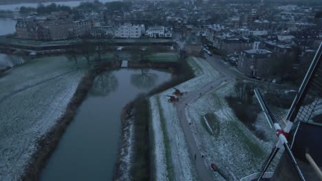 Nunca-Perfecto---Río-Linge-Con-Molino-Histórico-En-Gorinchem-Durante-La-Temporada-De-Invierno-En-Holanda-Del-Sur,-Países-Bajos