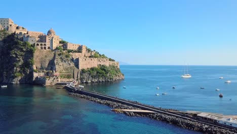 Drohnenaufnahmen-Von-Castle-Aragonese-In-Ischia,-Italien