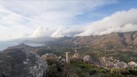 Timelapse-Desde-Lo-Alto-De-Una-Montaña-Con-Vistas-A-Plakias-Grecia-En-La-Isla-De-Creta