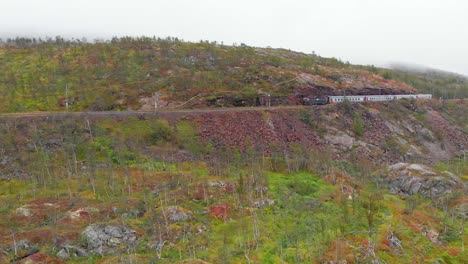 Aérea:-Tren-De-Pasajeros-Sueco-En-El-Norte-De-Noruega-Cerca-De-La-Estación-De-Søsterbekk