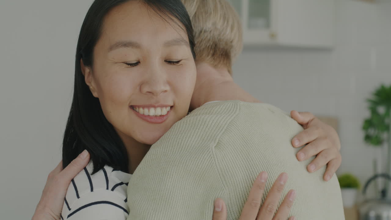 두 명의 여성이 포옹하고 있습니다.