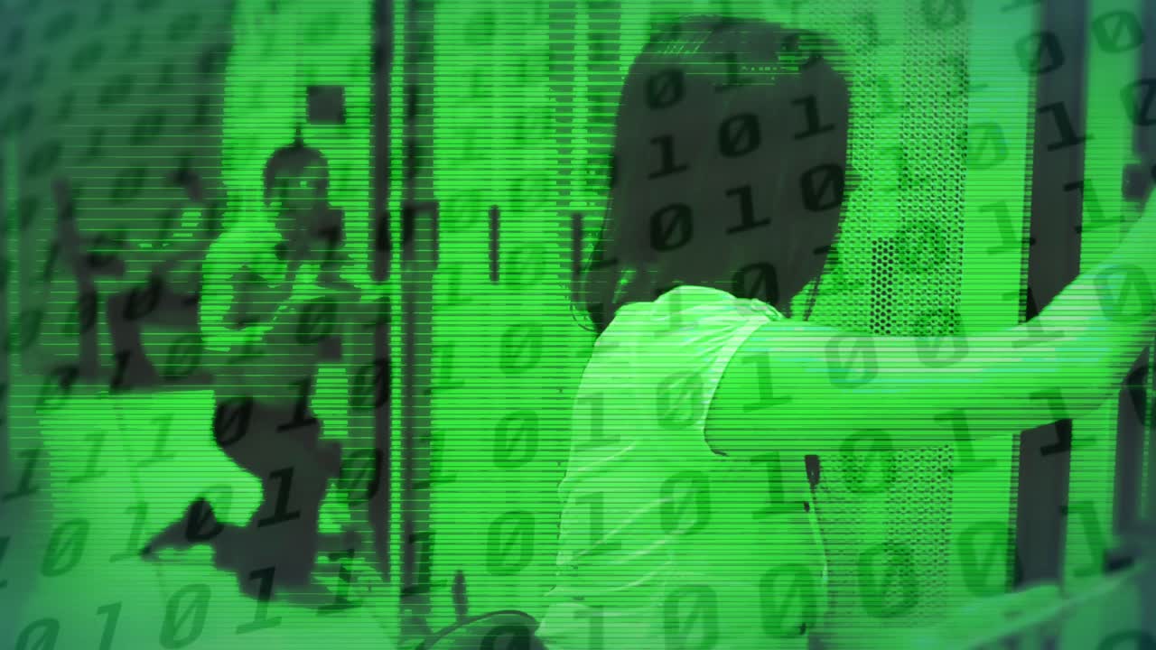 animación de la codificación binaria a través de diversos técnicos de ti por servidores de computadoras