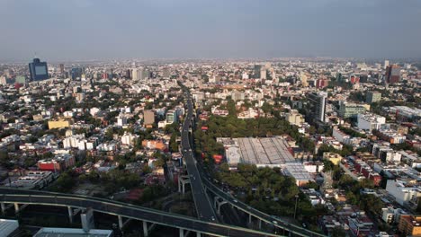 Disparo-De-Dron-Hacia-Atrás-Del-Sur-De-La-Ciudad-De-México-Y-Enormes-Edificios-Residenciales