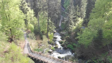 Vista-De-Drones-De-Una-Cascada-Cerca-De-Triberg-En-Alemania