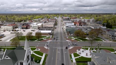 Agua-Fría,-Centro-De-Michigan-Con-Video-De-Drones-Avanzando