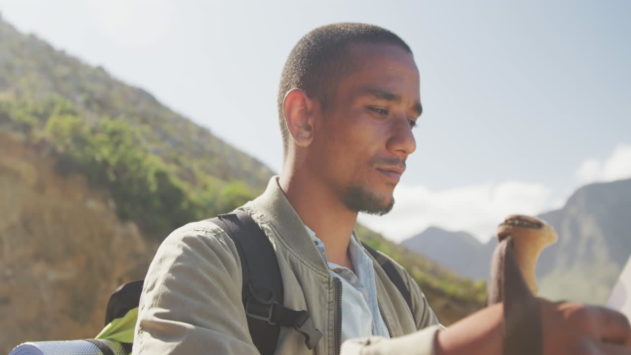 hombre de raza mixta deportivo con pierna protésica caminando