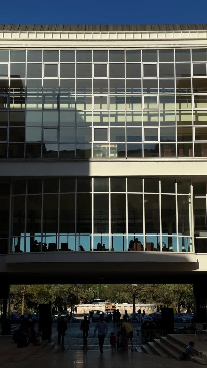 Edificio Moderno con Persone nel Cortile