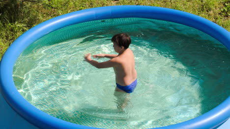 Niño-Divirtiéndose-En-La-Piscina-Al-Aire-Libre-En-Un-Caluroso-Día-De-Verano