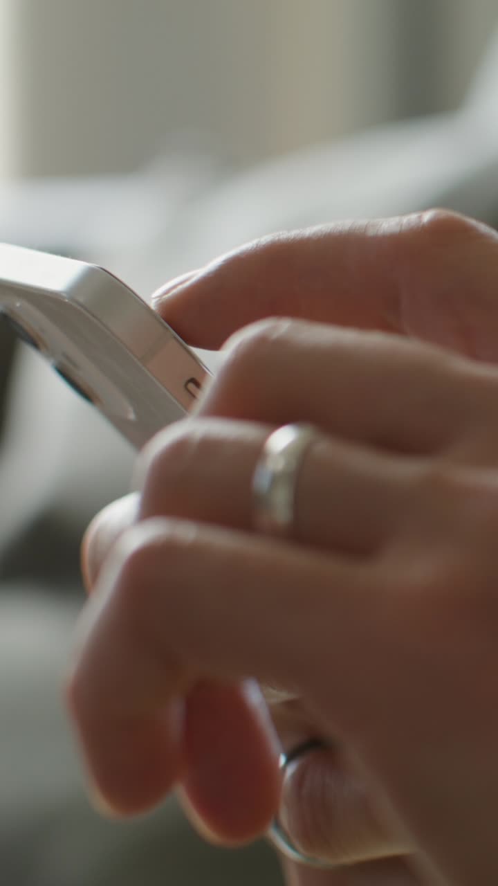 persona que utiliza un teléfono inteligente