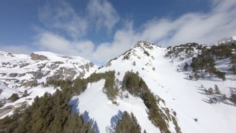 Rocky-mountains-covered-with-snow,-Pyrenees