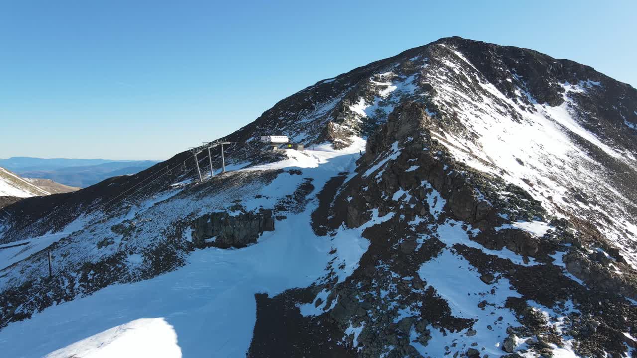 cerler 스키 리조트의 슬로프 중 하나에 드론 공중 접근