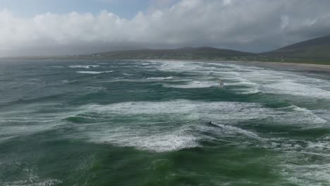 Kitesurfista-Desafía-El-Tumultuoso-Océano-En-La-Playa-De-Keel,-En-La-Isla-De-Achill