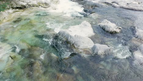 maravilloso río serio con sus cristalinas aguas verdes, bergamo, valle seriana, italia