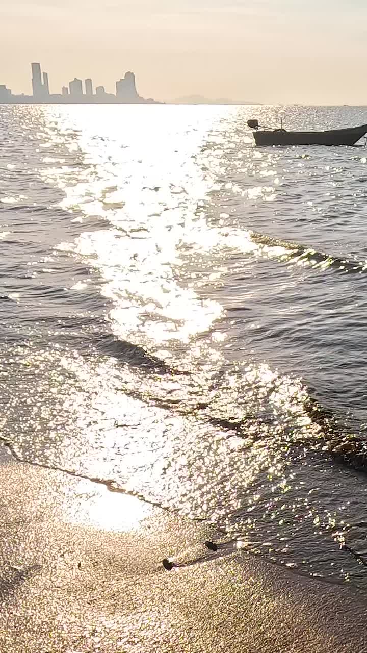 빛 을 받은 파타야 해수욕장 에서 배 가 떠다니고 있다