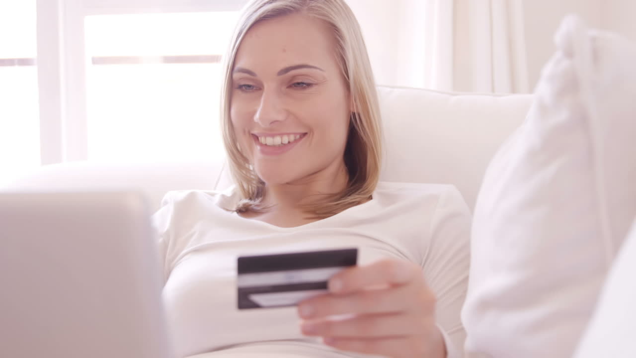 mujer rubia sonriendo y comprando en internet
