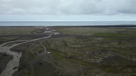 Conduciendo-Por-Islandia-A-Través-De-La-Costa-Sur,-Junto-Al-Océano.