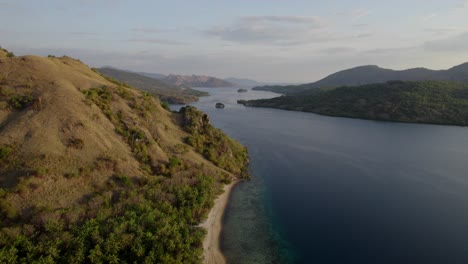 Antena-De-Komodo-De-La-Playa-Y-El-Arrecife-En-Un-Día-Caluroso-Y-Soleado-Al-Atardecer