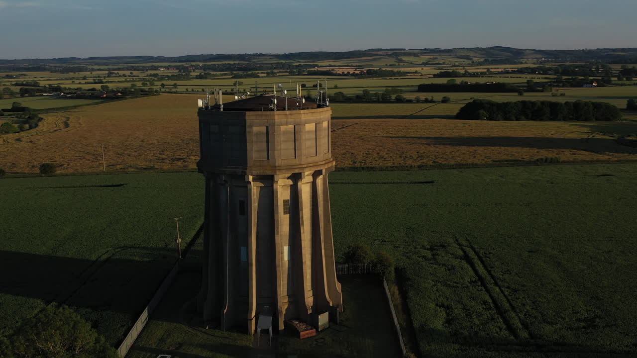 imágenes aéreas de una torre de agua en una noche de verano
