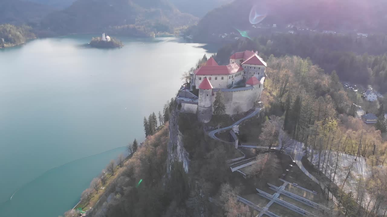 Lago di Bled con castello, Slovenia, Europa. Bled dai colori autunnali, con il castello in cima alla roccia. Isola sullo sfondo. Castello medievale di Bled con una profonda scogliera su un lato. Castello in cima all'enorme roccia.