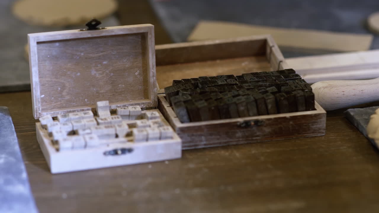 글자 인쇄 도구 및 점토