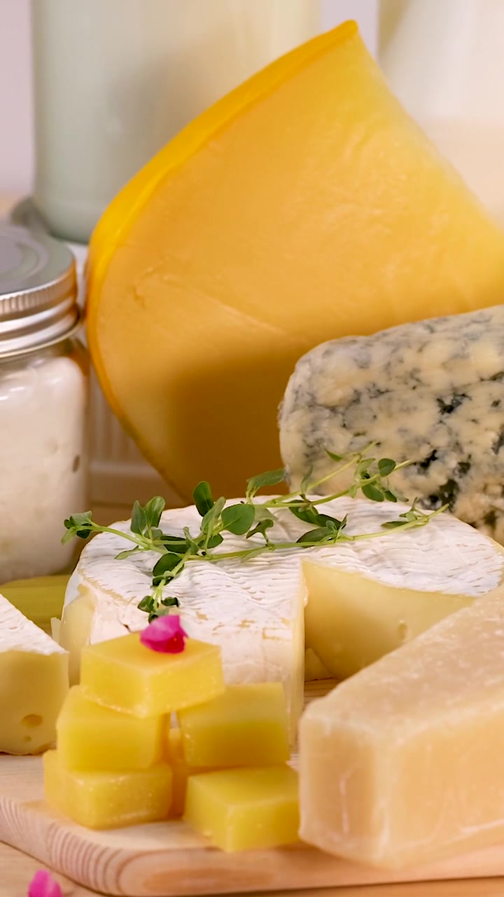 Prodotti lattiero-caseari assortiti su sfondo bianco