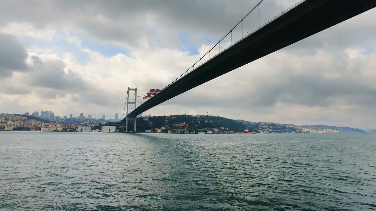 Türkiye'nin modern şehrinin gökdelen binaları ve İstanbul Boğaz Köprüsü'nün muhteşem hızlandırılmış çekimi.