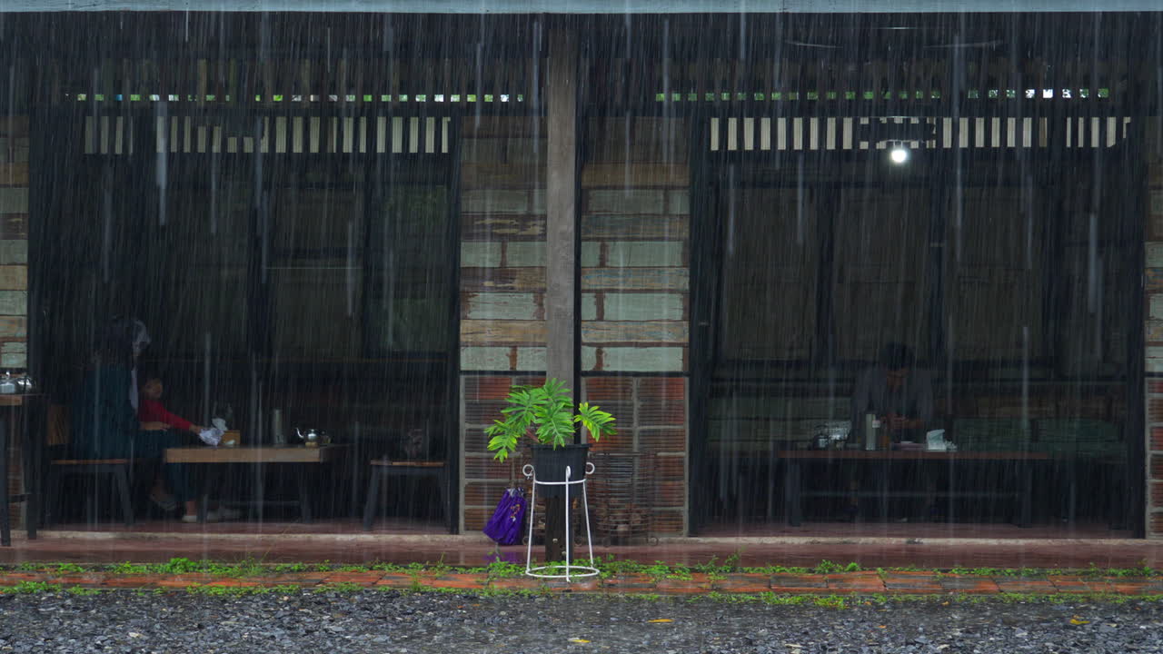 롱차 레스토랑, 핫야이, 태국에서 폭우가 내리는 동안 저녁을 먹는 사람들